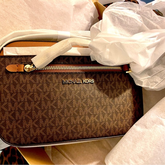 SALE Micheal Kors NWT & Gift Box Jet Set Shoulder/Crossbody& Bowed Magnetic Box - Picture 11 of 12